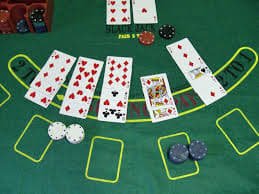 Antarmuka meja Texas Poker di toto slot88 dengan kartu dan chip virtual